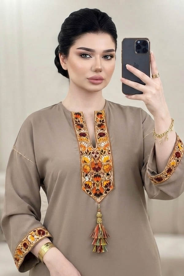 Bej/vizon rengi, önü püsküllü ve renkli nakışlı model