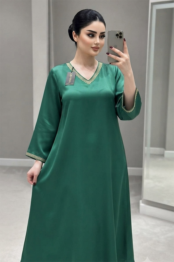 Yeşil, yaka kısmı ince nakışlı düz kesim kumaş elbise