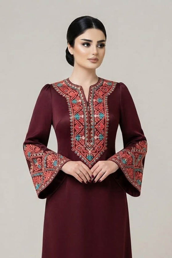 Koyu bordo reng, geniş kollu abiye kesim