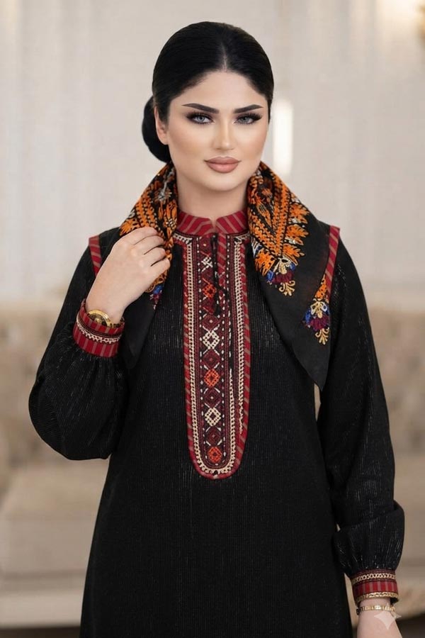 Siyah, geleneksel ve önü keşde işlemeli model